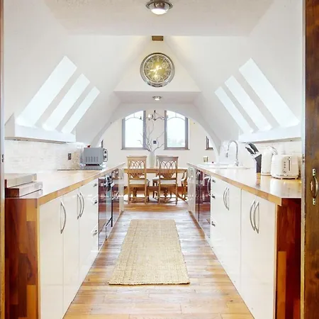 Spacious 4-Bedroom Penthouse Sleeps 8 - Great City View And Free Parking Portsmouth Exterior photo