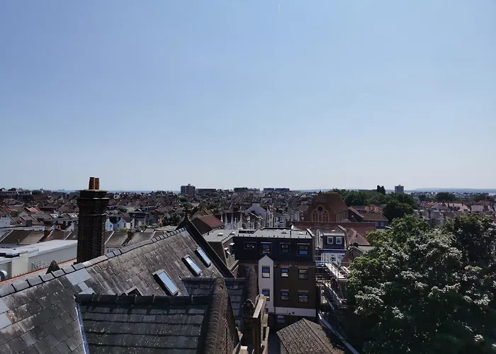 Spacious 4-Bedroom Penthouse Sleeps 8 - Great City View And Free Parking